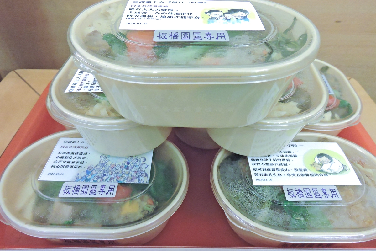 趙有誠院長送上靜思語與素食便當，祝福站在防疫第一線的侯市長及市府團隊平安健康。