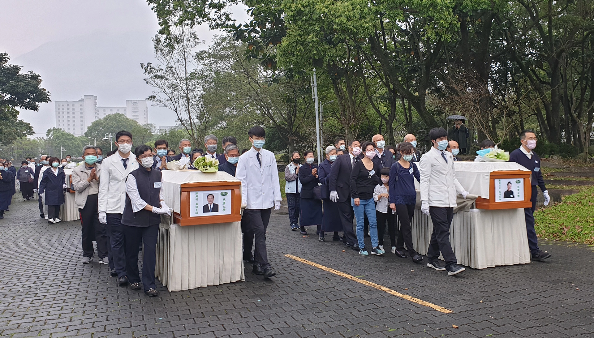 醫學生和家屬們緩緩扶著老師的靈柩前進，陳紹明副總和陳黃月玫老師的棺木並排，陳副總的女兒陳皇曄表示，父母親互相扶持超過56年，在慈濟路上共修37年，一生活得非常有意義，每次媽媽提到以後要捐大體，父親就在一旁點頭，父母殊勝因緣能在同一天成為大體老師，人生終點還能互相陪伴，圓滿心願。