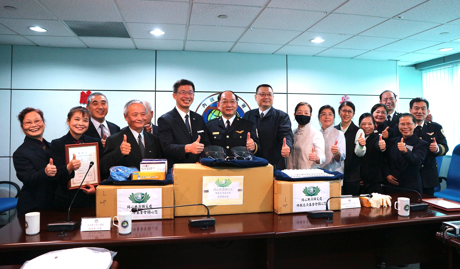 慈濟基金會與大愛感恩科技，23日前往國境事務大隊進行防疫物資捐贈，提供第一線人員更完善的防護，共同守護國門安全。