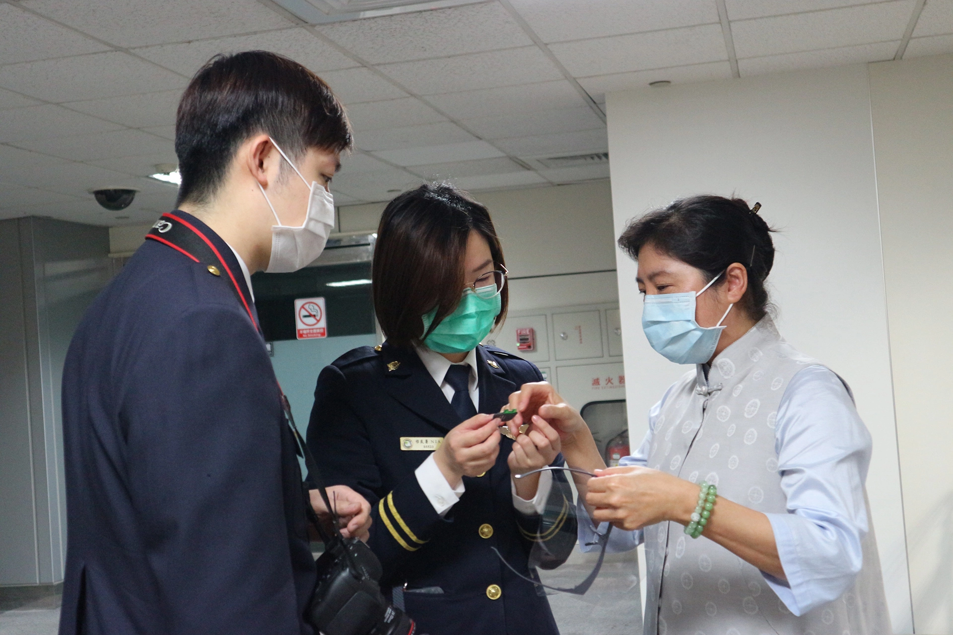 慈濟基金會與大愛感恩科技，23日前往國境事務大隊進行防疫物資捐贈，提供第一線人員更完善的防護，共同守護國門安全。