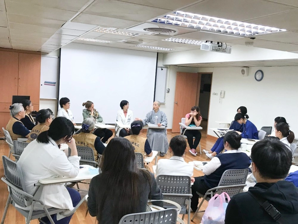 在常規的在職教育和加護訓練中，排進「四道人生」的介紹及練習；末期病人的舒適護理演練，透過有系統的教學及演練，讓護理師們能夠熟悉面對生命無常時的處理方式，讓自己的心更柔軟一點，照顧上多點能力，能夠助病人善終，家屬心安，而自己也可以身心舒緩。