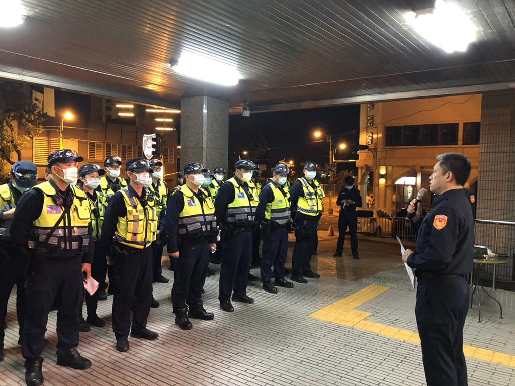全球新冠狀肺炎疫情升溫，花蓮縣警察局為防範居家檢疫對象違反規定前往密閉公共場所、22日晚間動員各分局，進行擴大臨檢，預防檢疫對象趴趴走，防堵疫情破口。