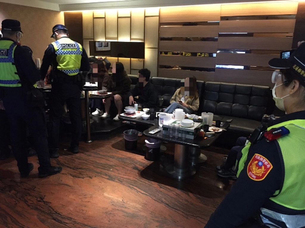 警員利用M-Police行動電腦查詢身分,以查察居家檢疫對象是否有到處趴趴走之情事，前往KTV、卡拉OK、電子遊藝場、Pub、夜店及飲酒跳舞等地方臨檢。