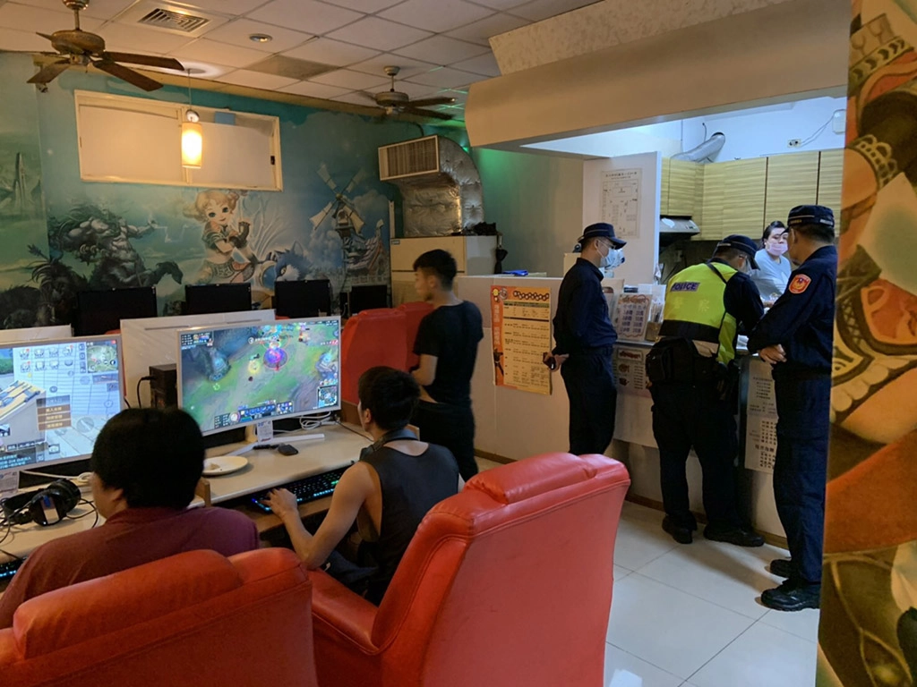 警員利用M-Police行動電腦查詢身分,以查察居家檢疫對象是否有到處趴趴走之情事，前往KTV、卡拉OK、電子遊藝場、Pub、夜店及飲酒跳舞等地方臨檢。