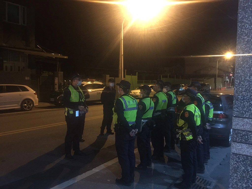 警員利用M-Police行動電腦查詢身分,以查察居家檢疫對象是否有到處趴趴走之情事，前往KTV、卡拉OK、電子遊藝場、Pub、夜店及飲酒跳舞等地方臨檢。