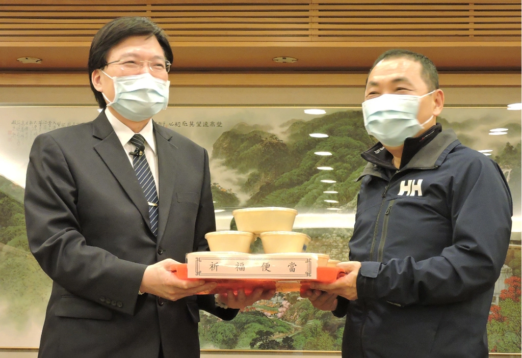 慈濟推廣茹素齋戒弭災疫，公部門從中央到地方齊響應，圖為臺北慈濟醫院趙有誠院長前往新北市政府推廣茹素，市長侯友宜表達感恩。