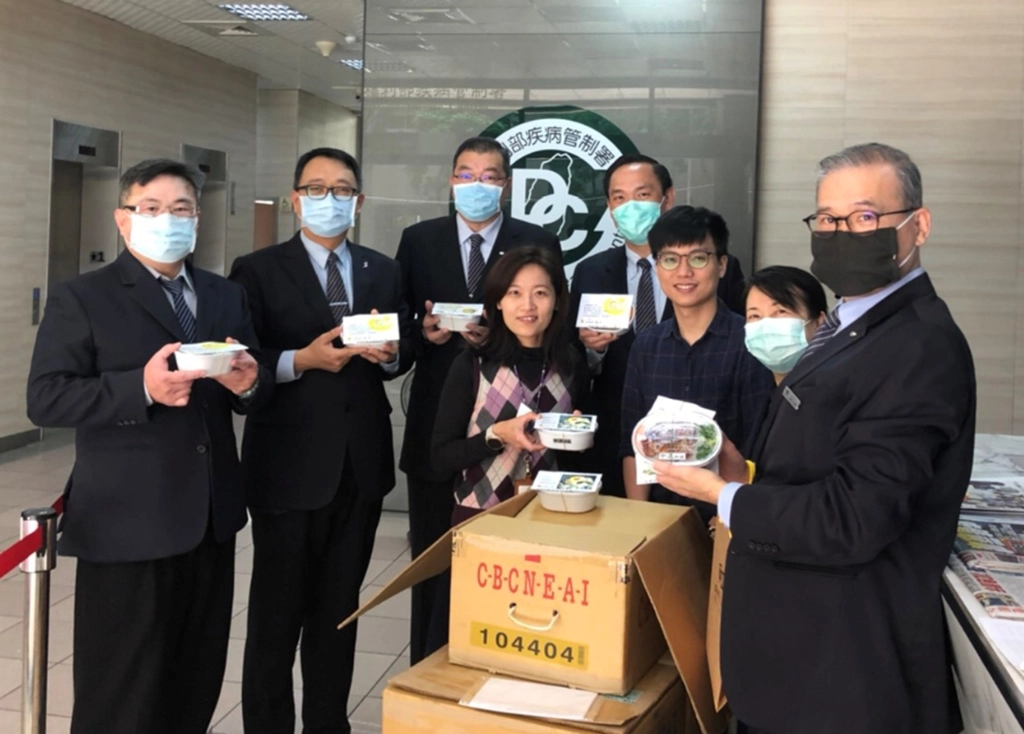 慈濟推廣茹素齋戒弭災疫，公部門從中央到地方齊響應，圖為慈濟人前往疾管署推廣防疫茹素。