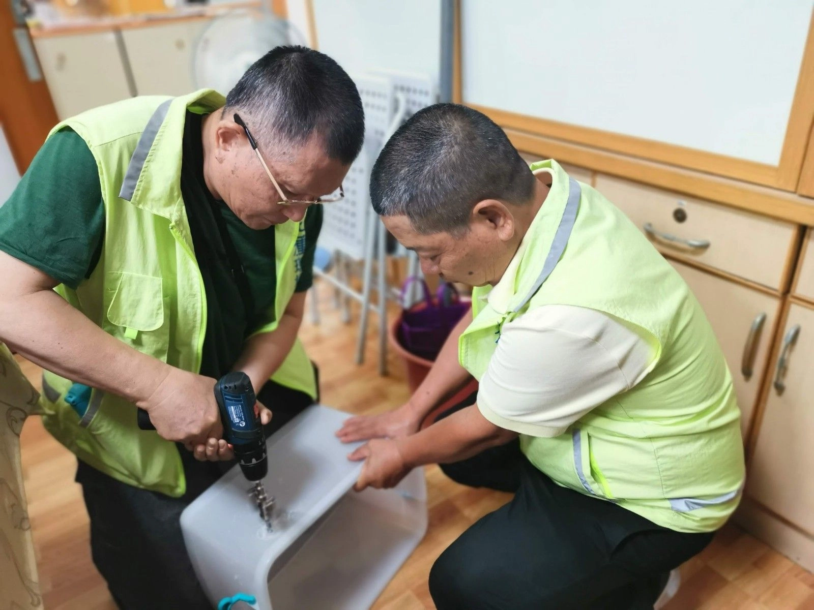 鯉魚潭商圈發展協會環保志工隊志工進行油水分離槽槽體DIY。