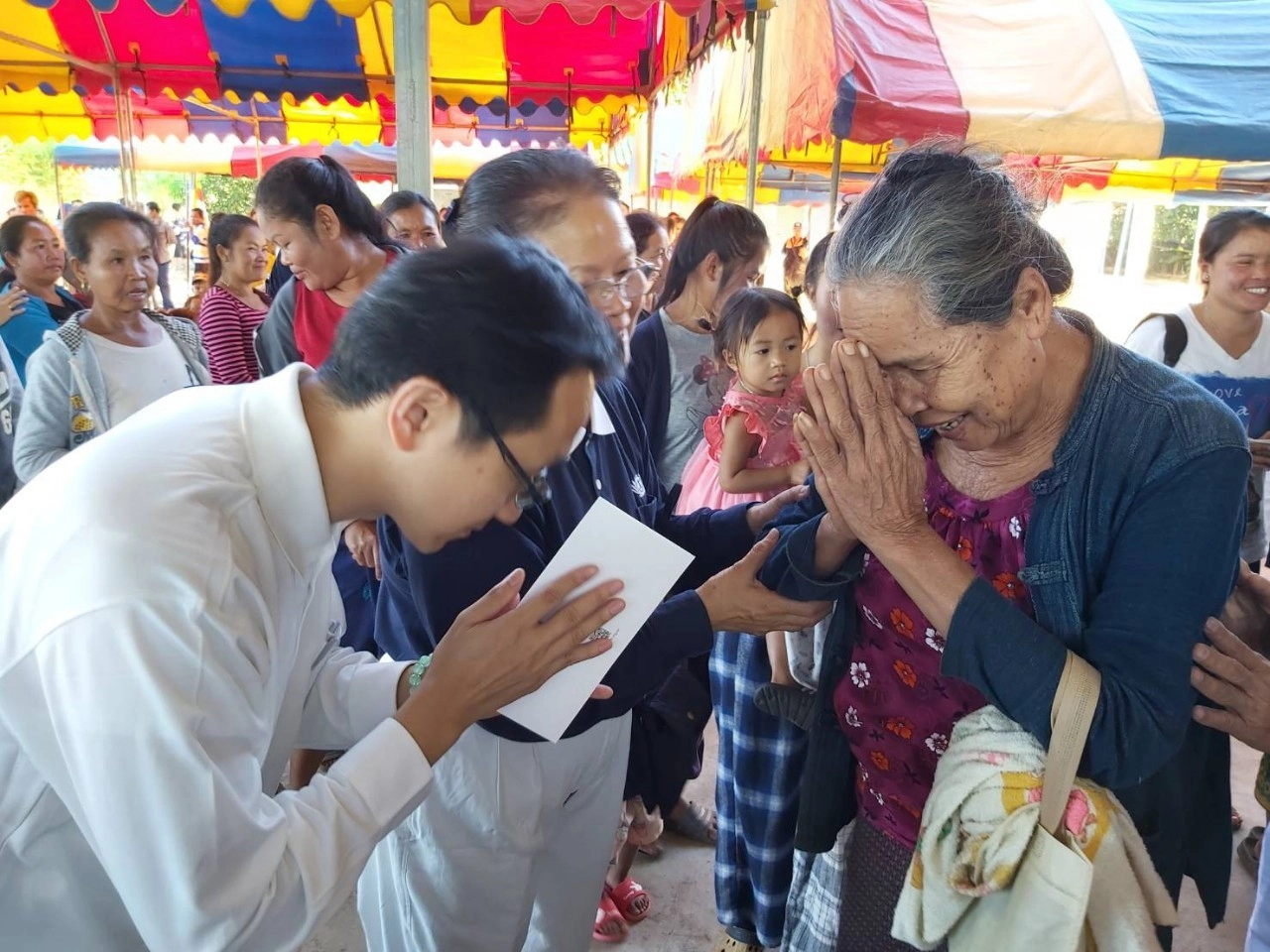 呂秉勳醫師說,就讀慈大，讓他有機會了解慈濟，畢業後至台北慈院工作他更把握機會參與義診、海外醫療的活動