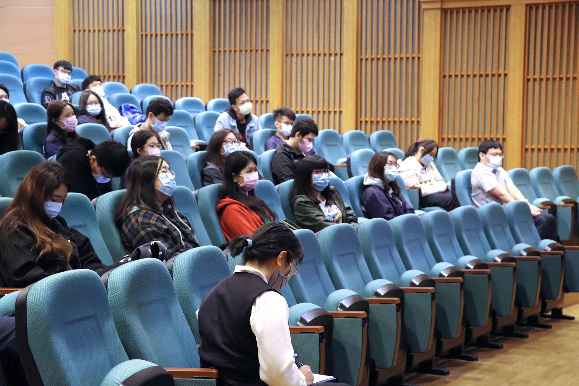 因應疫情，請參加者戴口罩且間隔座位