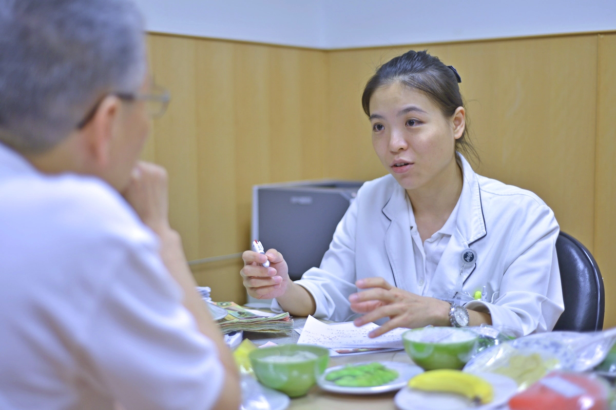 張亞琳營養師接受民眾營養諮詢。