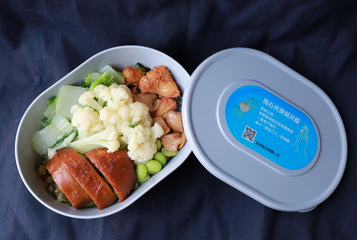 熱騰騰的素食便當不但暖胃也暖心，期待有更多人可以加入茹素行列。