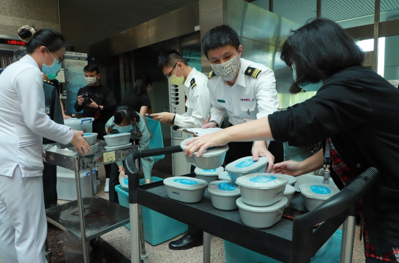 內湖慈濟志工送素餐除了與醫護人員結緣，並且推廣茹素，同時也為疫情期間辛苦的醫護人員加油打氣。