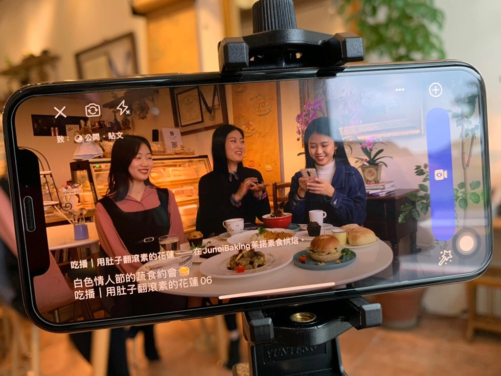 直播過程遇到3月14日白色情人節，特別製作情人節特輯，帶大家去吃全素的糕餅與美食，來趟蔬食約會日。