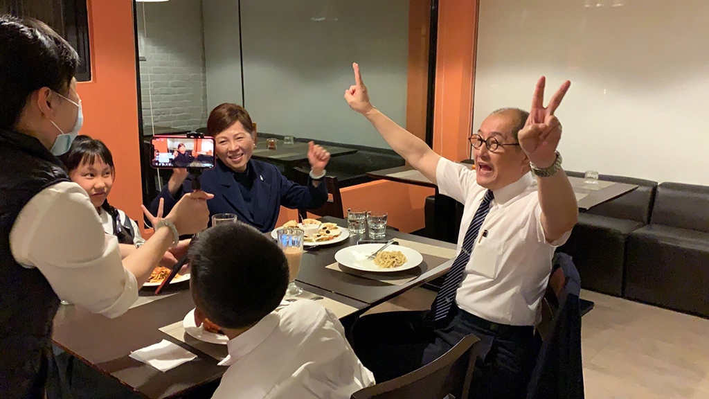 不止學生們的吃播，還有老師、慈濟志工與醫生紛紛響應，加入吃播的行列。