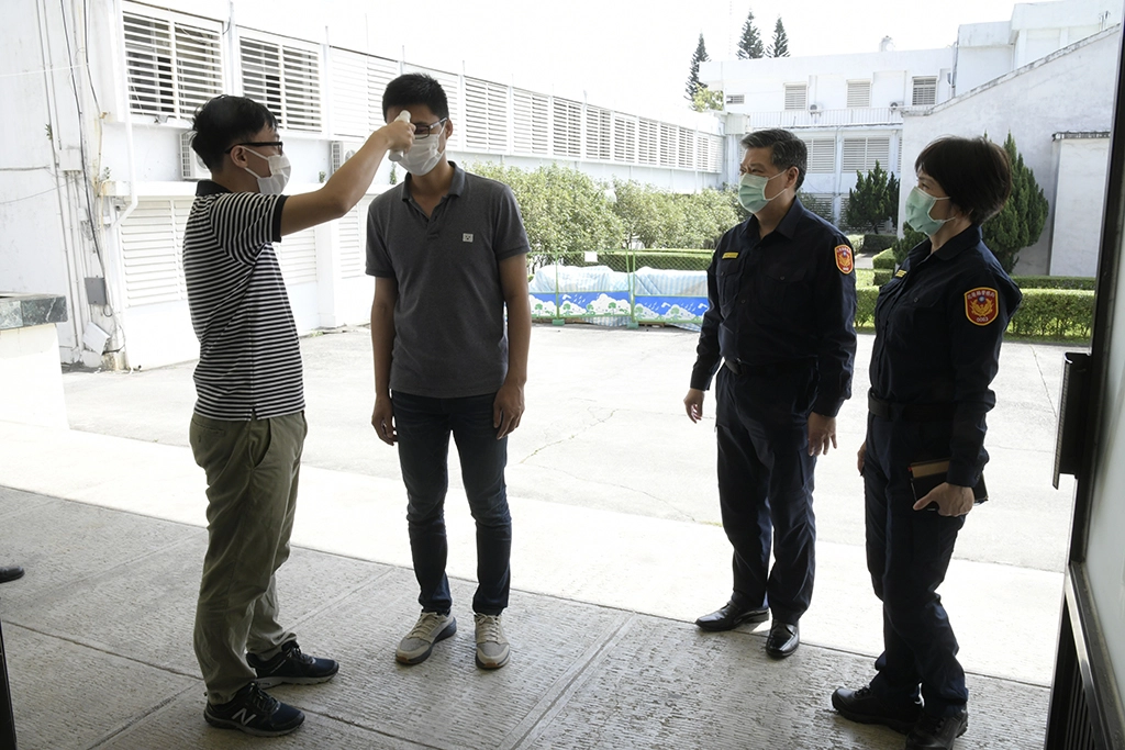 因應嚴重特殊傳染性肺炎疫情升溫，花蓮縣警察局超前部署，提前規劃局本部及各分局異地、分流辦公，並於26日上午同步進行實地演練。