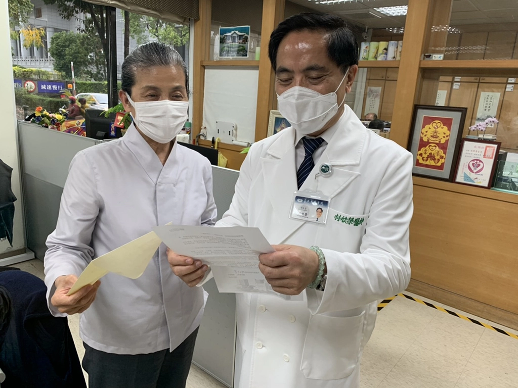 花蓮慈濟醫院院長林欣榮給醫院志工念這封有洋蔥的感恩信。