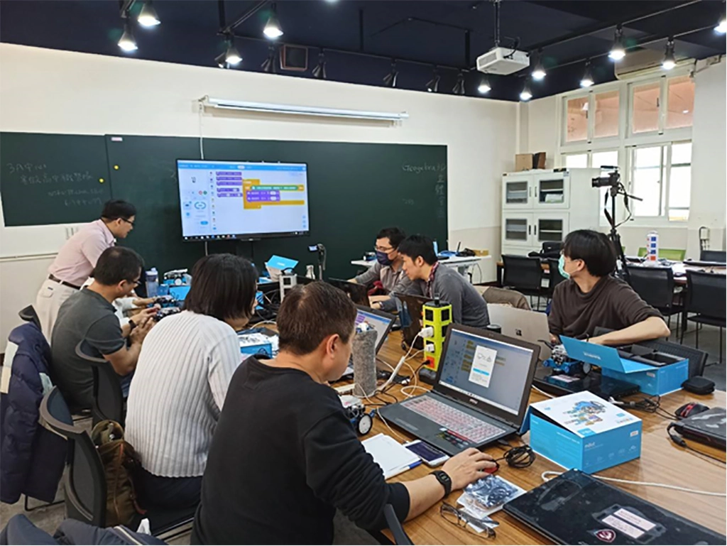 老師們專注學習製作AI自動量測體溫機器人