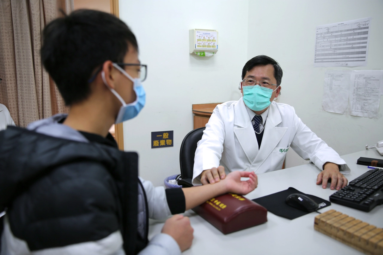 楊醫師仔細詢問陳小弟的生活狀況，發現基本問題在睡眠和腸胃。經過五個月的中醫調理明顯改善陳小弟的脾胃問題，也改善了他每晚輾轉難眠的情況。