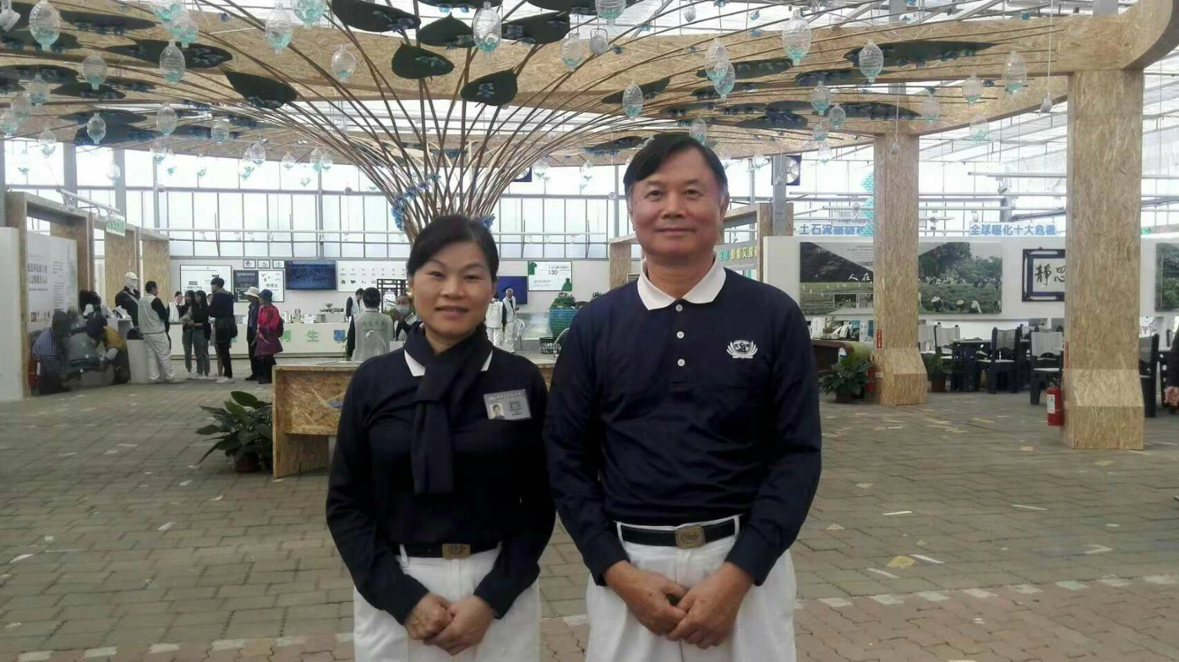 台中市慈濟志工陳淑娥(左)、趙俊淇(右)伉儷。