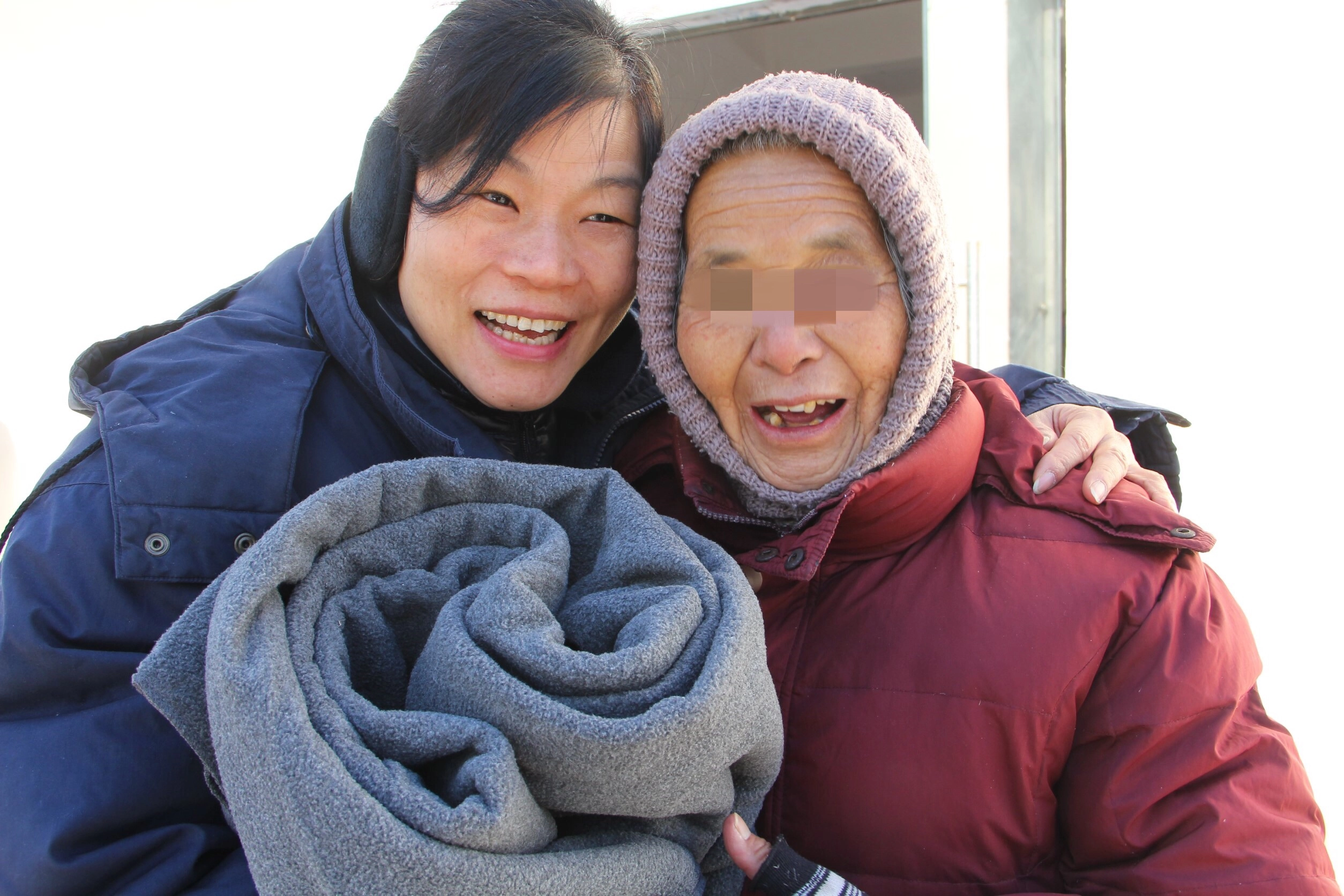 陳淑娥(左)也跟著先生的腳步，一起投入慈善關懷，感受「感恩」的力量。