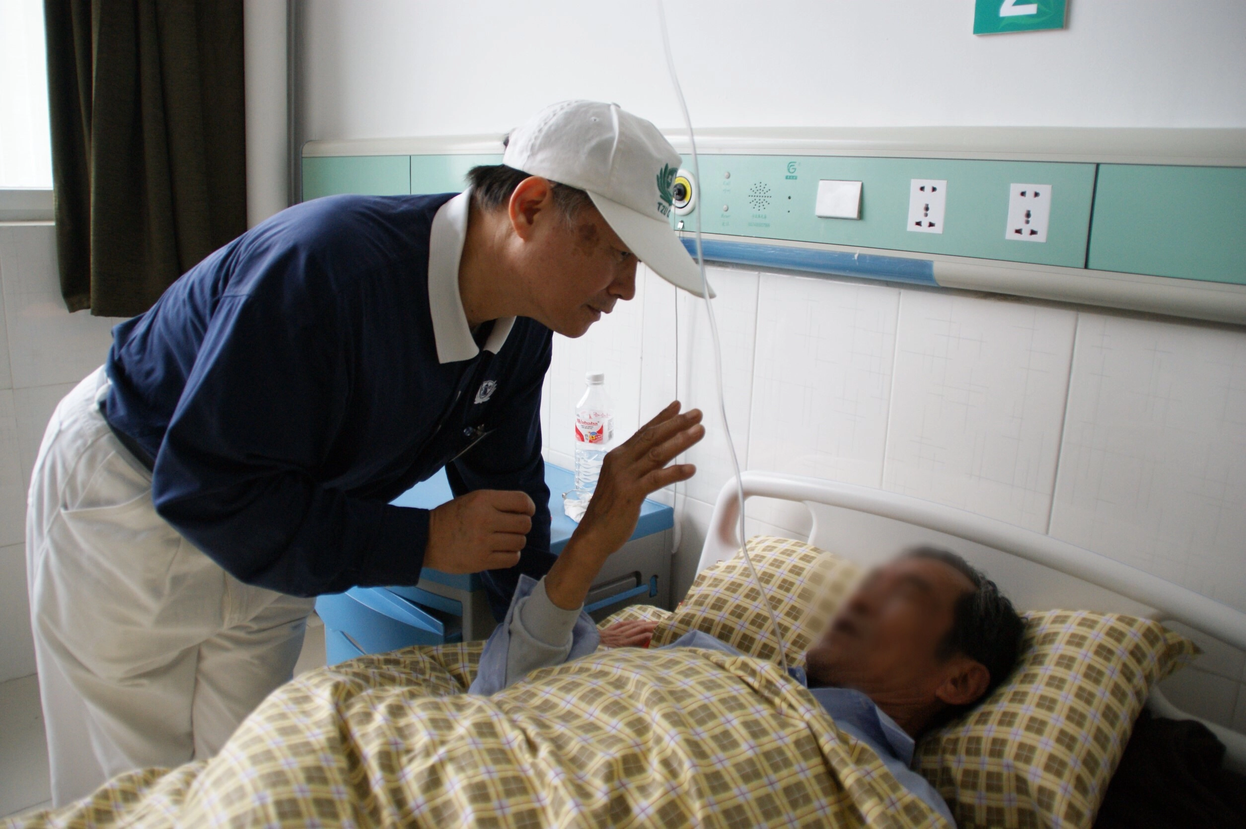 趙俊淇(左)用心投入訪視關懷，以感恩、尊重、愛對待「感恩戶」。