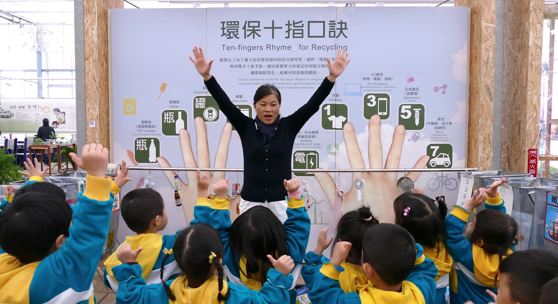 陳淑娥用心投入慈濟志工服務，圖為2019年在台中花博慈濟展區帶動環保十字口訣。