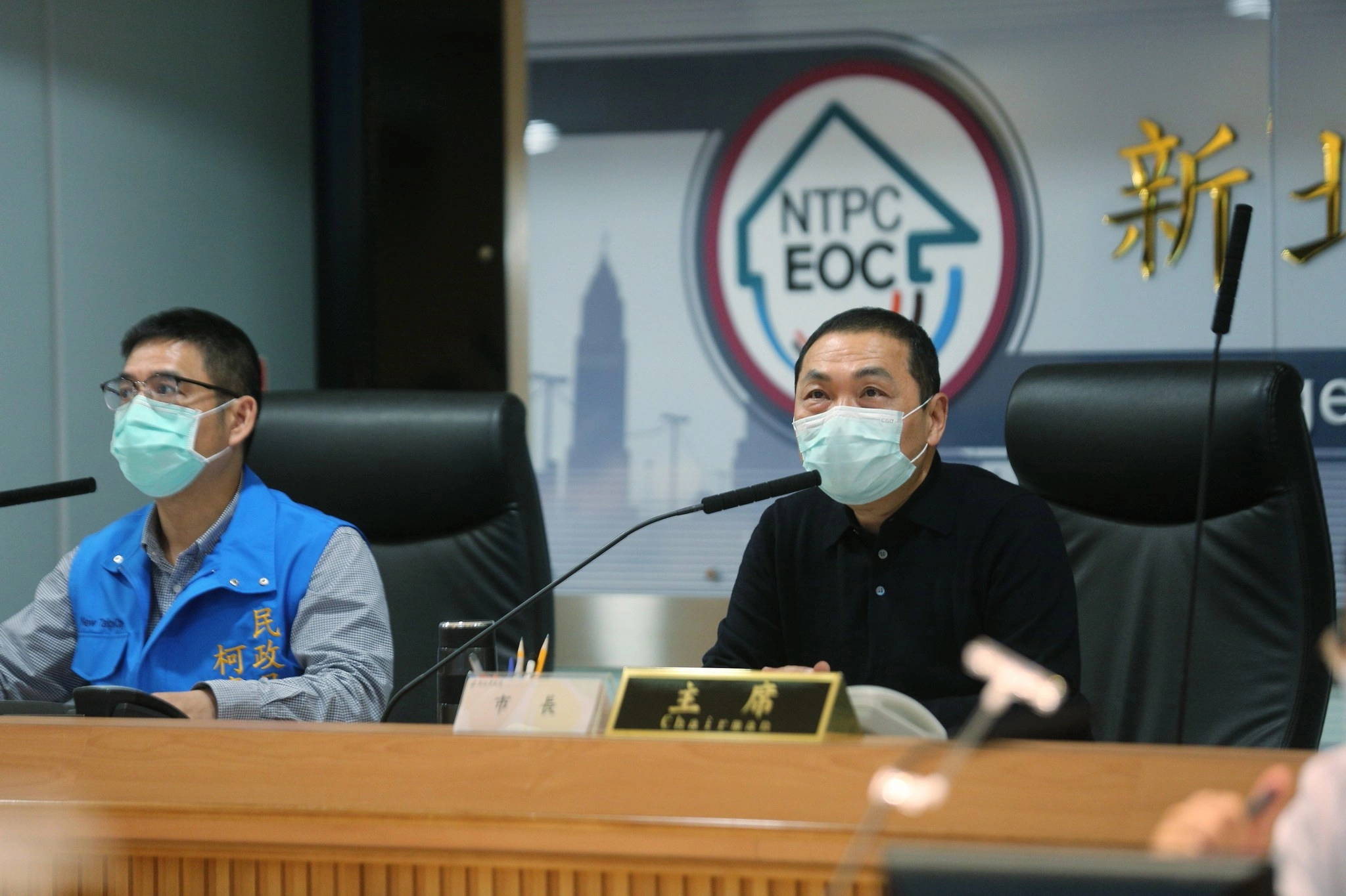 新北市長侯友宜今日主持第50次新冠肺炎防疫應變會議表示，即使台灣、新北市連續多日零確診，仍不能掉以輕心。
