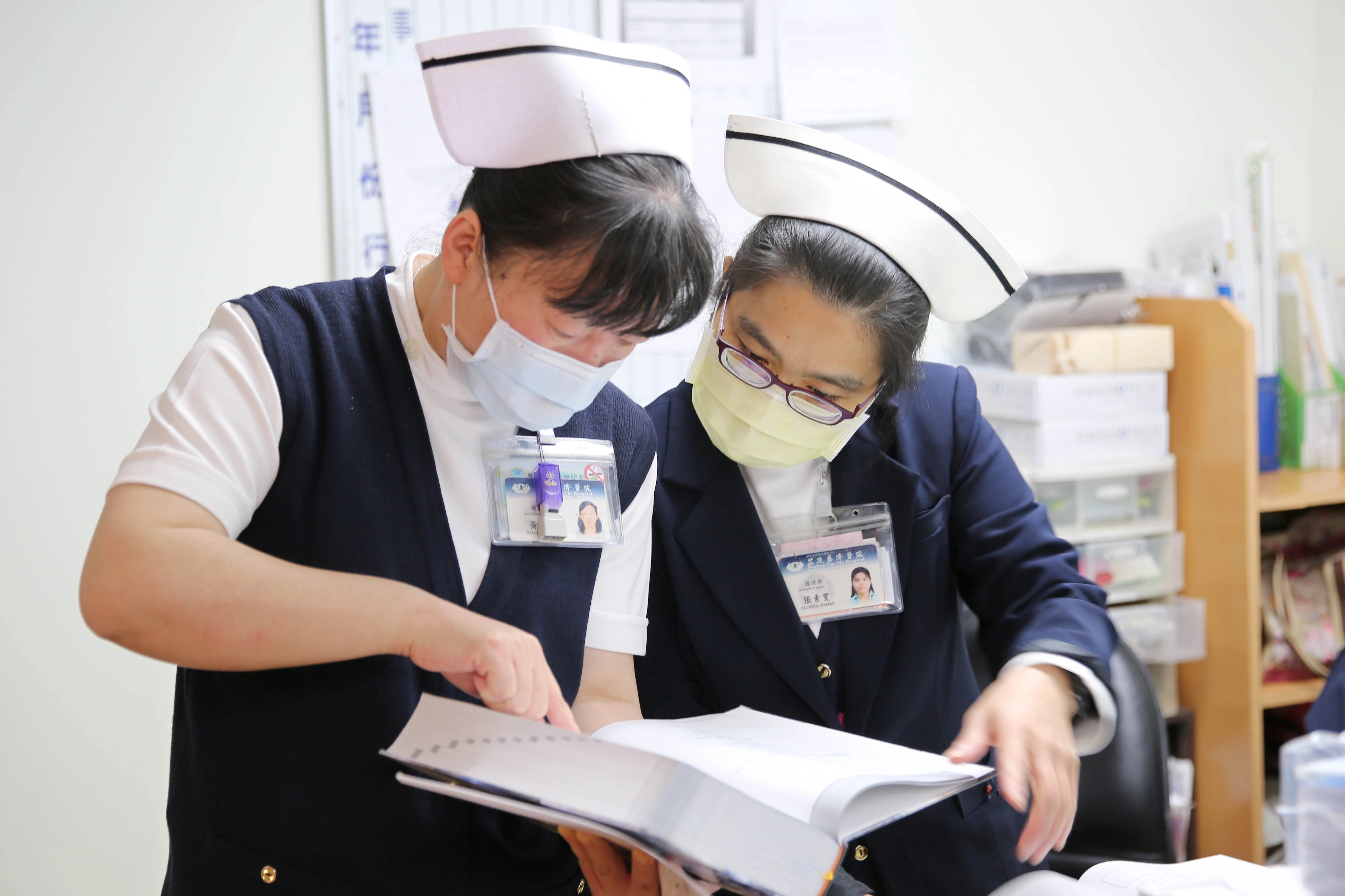 與黃如鈴同期的胸腔科病房護理長張素雯(右)表示，黃如鈴很活潑又很認真，生肖又屬牛，大家都叫她小牛，其實很符合她認真耕耘、不求回報的個性。