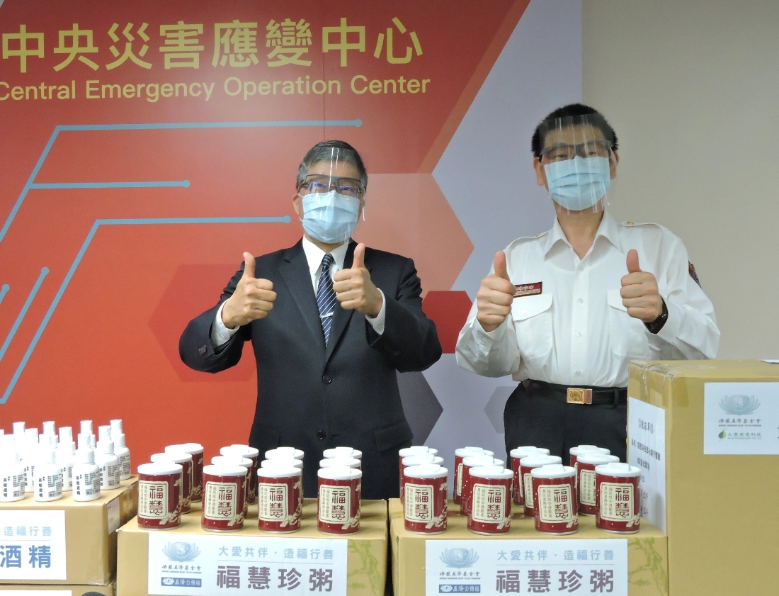 「政府力量有限，民間力量無窮！」陳署長感謝慈濟努力把各類防疫物資集結起來捐給政府。 