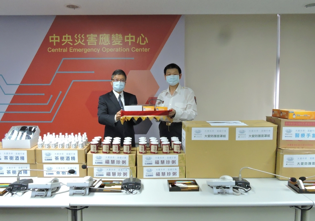 慈濟基金會副執行長劉效成(左)代表證嚴法師傳達祝福，消防署長陳文龍代表接受表示，感謝慈濟熱心公益。 