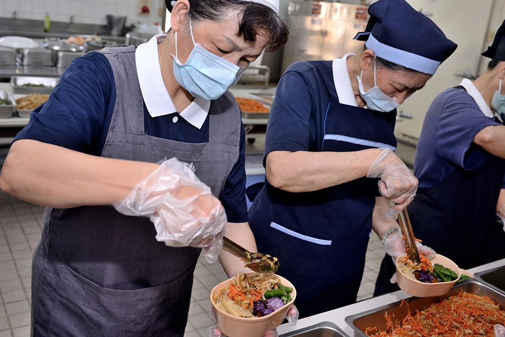 斗六市香積志工在慈濟雲林聯絡處中央廚房製做350份色香味俱全的素食便當。