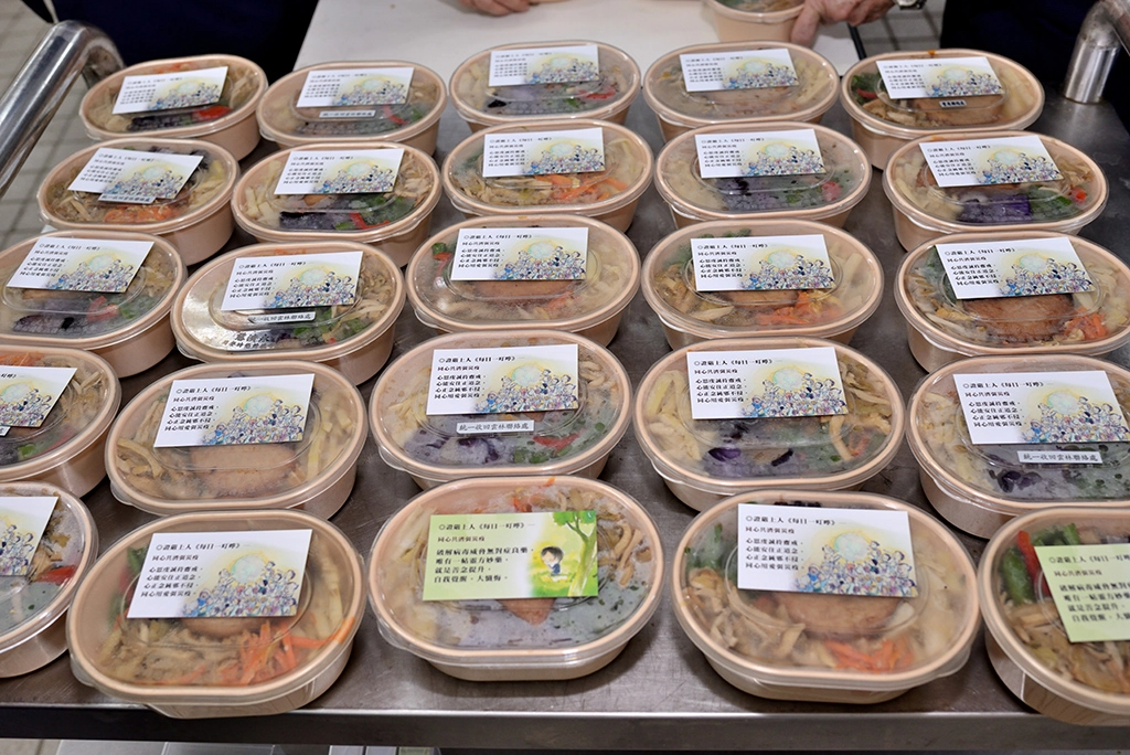 每份素食便當都附有齋戒卡，上人《每日一叮嚀》智慧語，希望兼顧到每一位的身心靈。