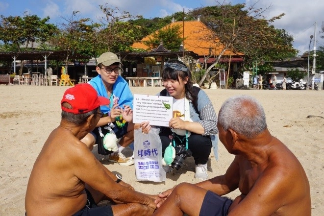 隊員利用問答遊戲教學，向當地民眾宣導生態保育的重要性。