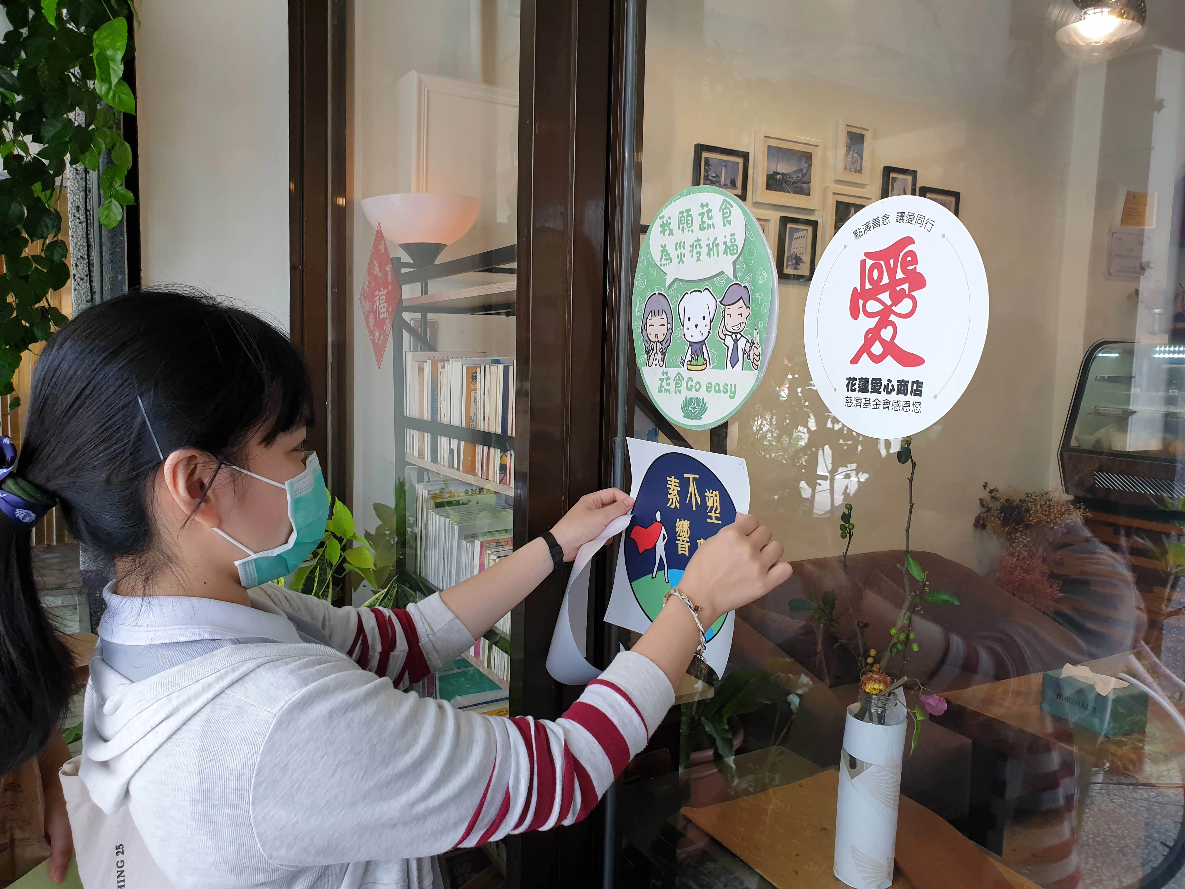 為了環保，大家帶著海報一家一家拜訪，平時害羞的同學也鼓足勇氣，詢問店家可以響應嗎?不管是支持或是拒絕，每一次開口邀約，都是踏出自己的舒適圈，為了理念向前邁進。