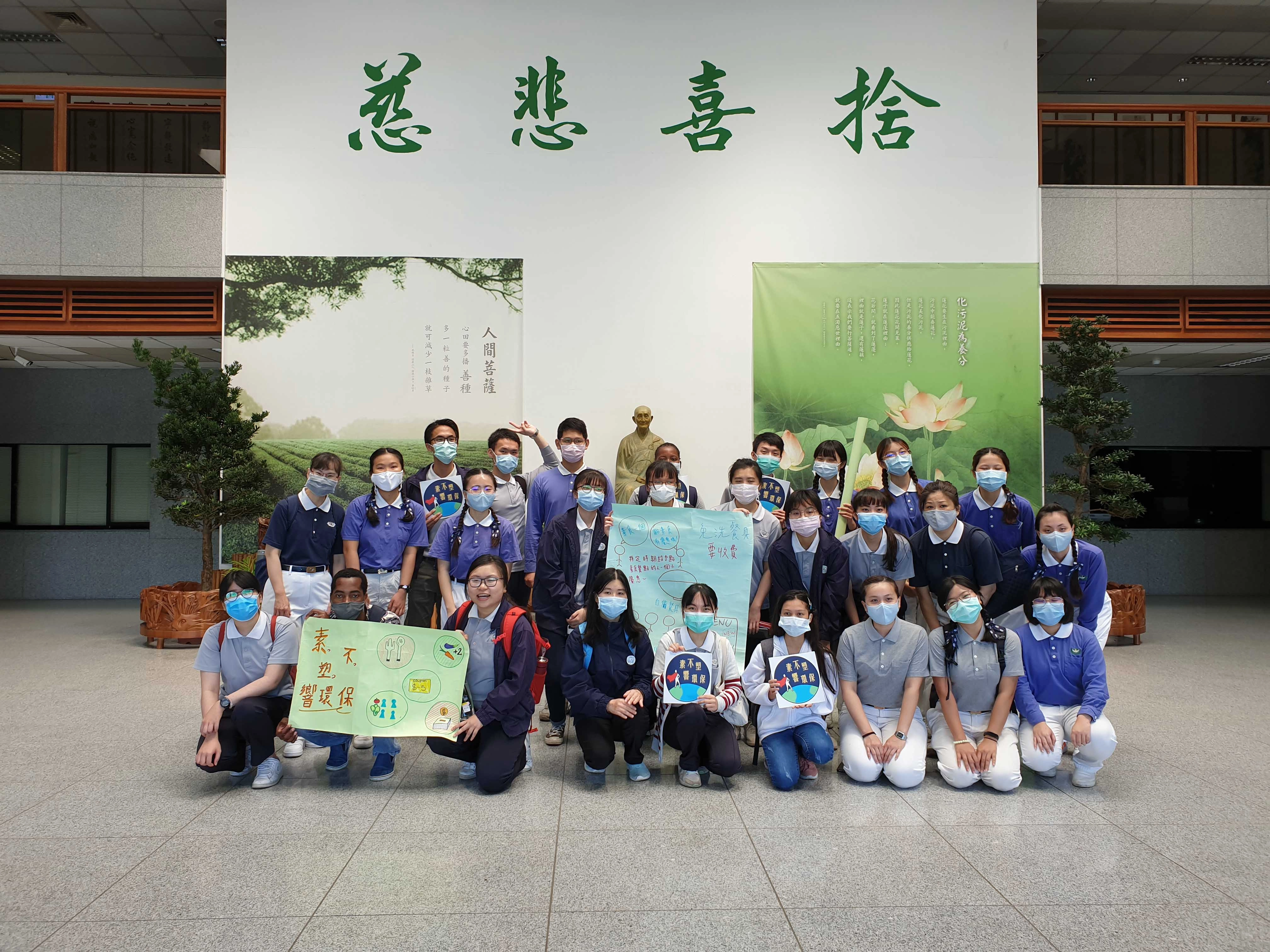 慈青社利用周末(5/2)分成三組，在慈濟附近約５０家商家進行宣導。