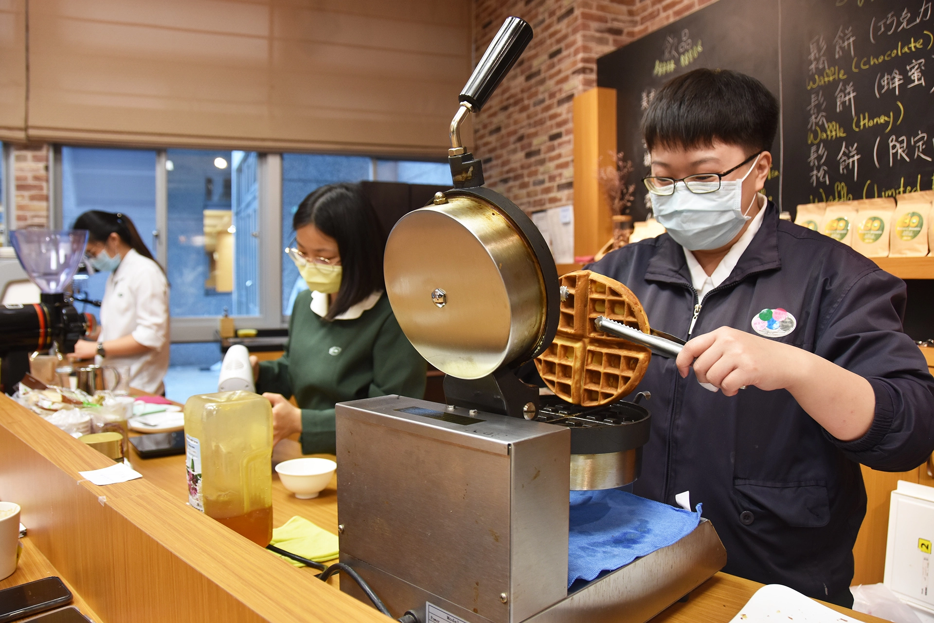 慈濟科技大學行銷與流通管理系學生免費提供現煮咖啡及現烤鬆餅。