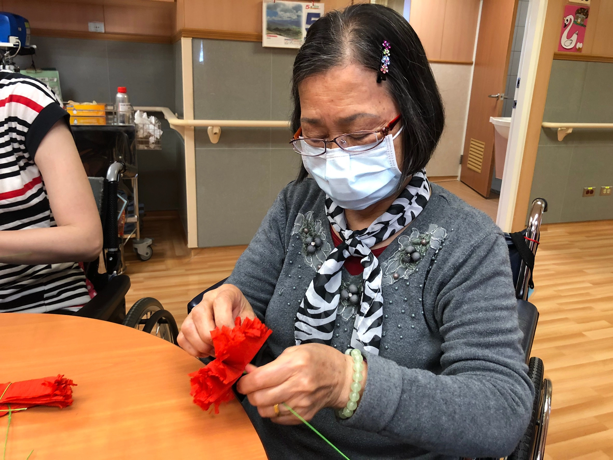 臺中慈濟護理之家長輩手做康乃馨。（護理之家提供）