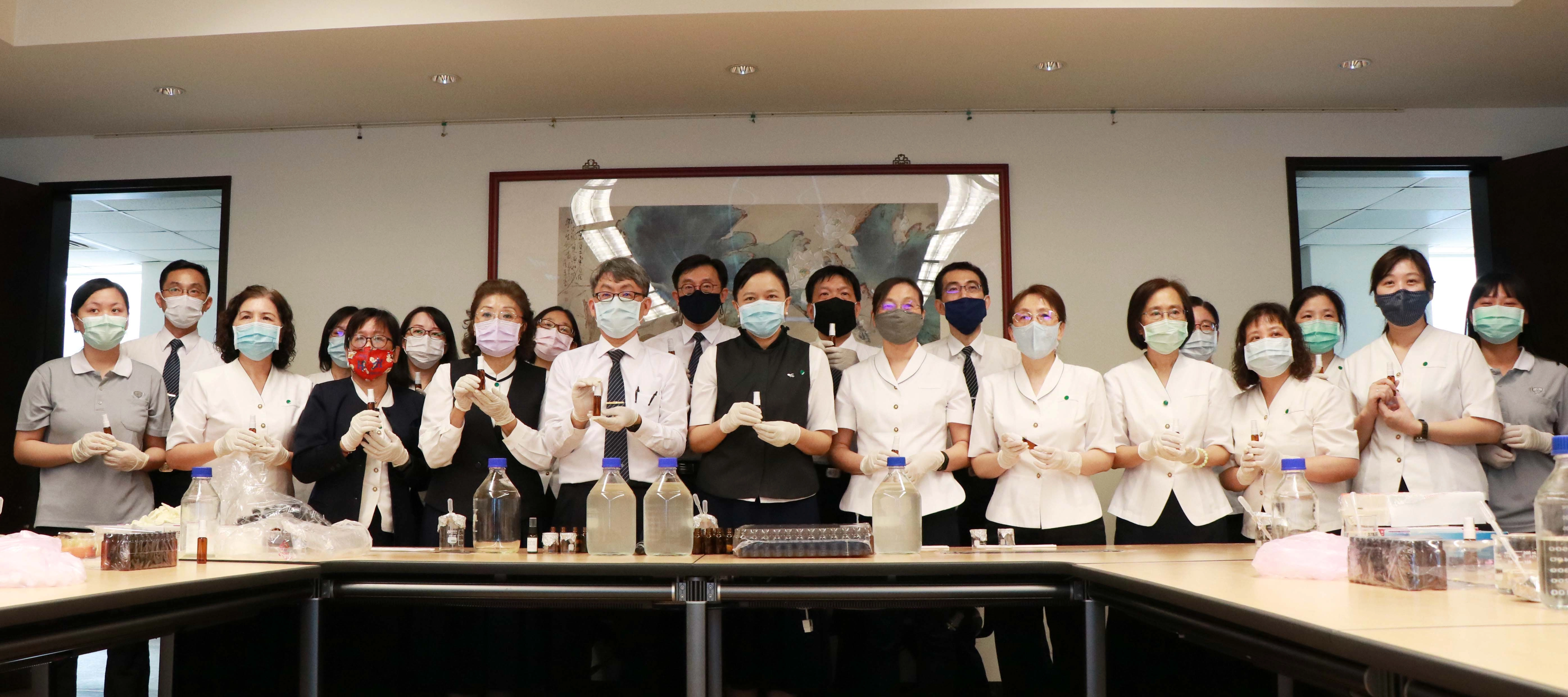 慈濟大學送給慈誠懿德會的母親節禮物，大家一起向慈懿會表達感謝:「感恩慈誠爸爸懿德媽媽，我們很幸福，你們也要好好保重喔!」 (圖/李家萓)