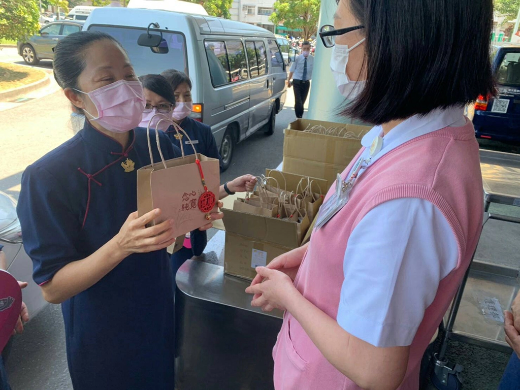 臺東馬偕醫護人員表示，此次疫情，擔任起防堵新冠病毒侵入守護臺東人，是責無旁貸的責任，感謝縣府結合各單位發起的「愛的接力」活動，讓辛苦的第一線人員，感受到整個臺東人的支持及祝福。