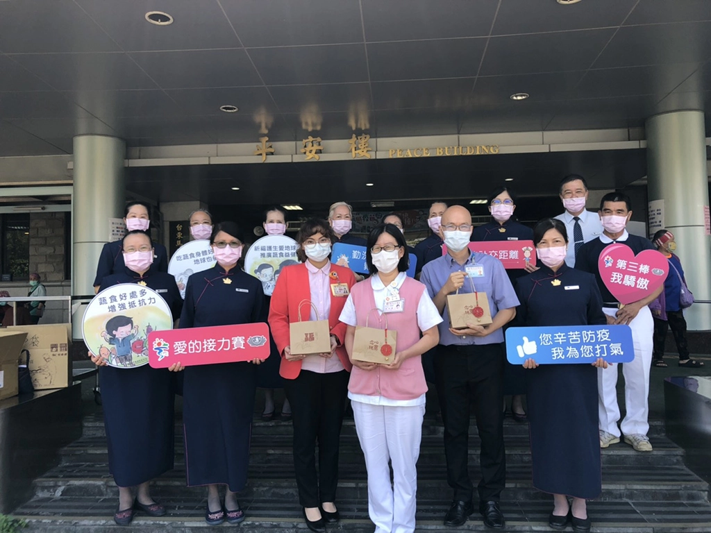 臺東馬偕醫護人員表示，此次疫情，擔任起防堵新冠病毒侵入守護臺東人，是責無旁貸的責任，感謝縣府結合各單位發起的「愛的接力」活動，讓辛苦的第一線人員，感受到整個臺東人的支持及祝福。