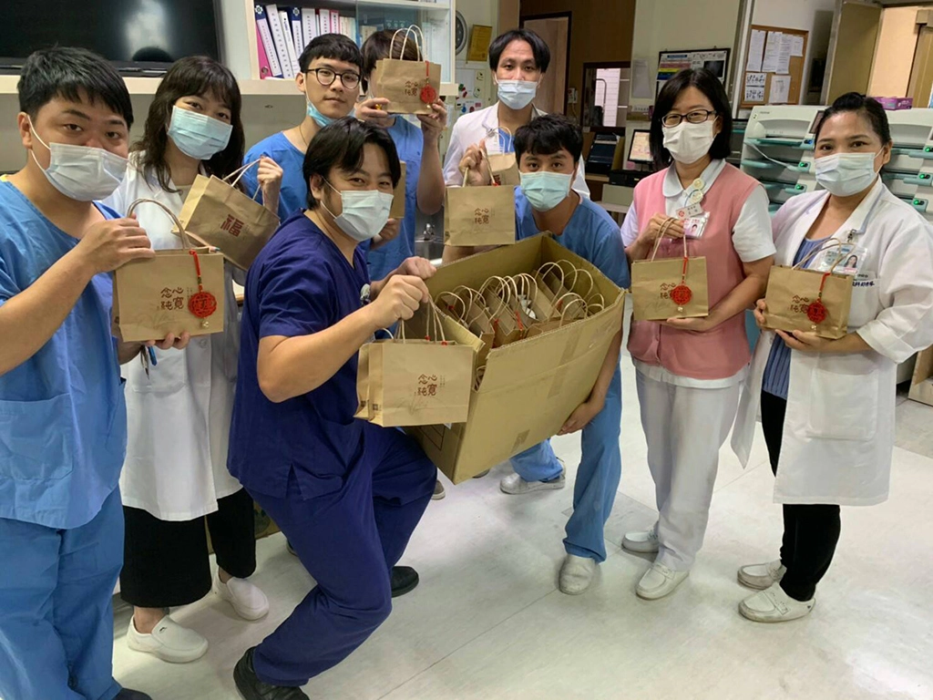臺東馬偕醫護人員表示，此次疫情，擔任起防堵新冠病毒侵入守護臺東人，是責無旁貸的責任，感謝縣府結合各單位發起的「愛的接力」活動，讓辛苦的第一線人員，感受到整個臺東人的支持及祝福。