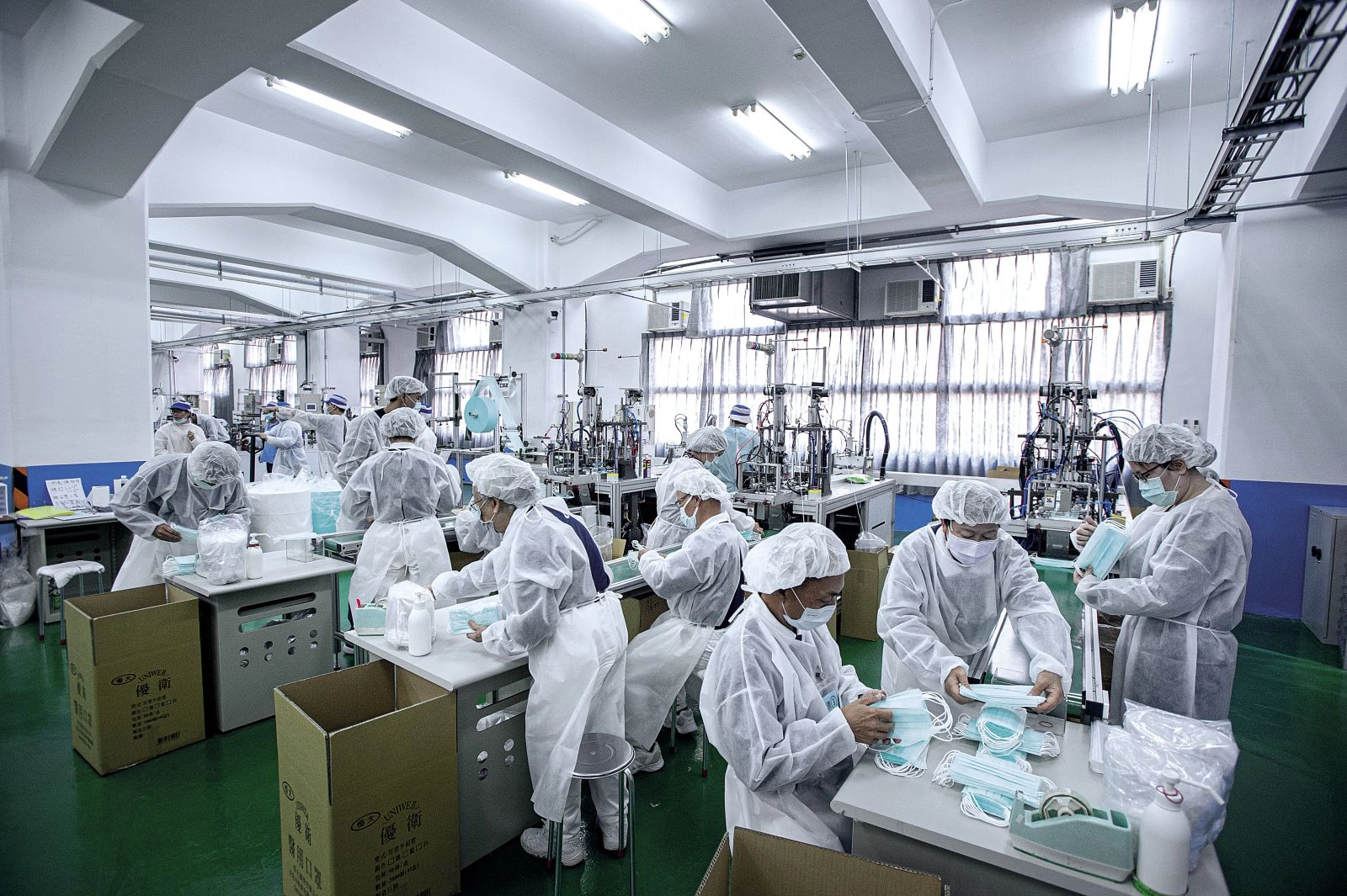 慈濟志工受邀加入臺南白河區口罩工廠生產配合國軍與廠方合作，確保日產量。