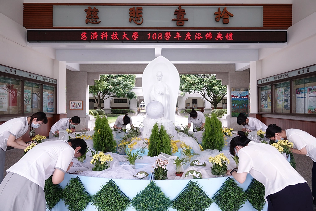 慈濟科技大學舉辦浴佛典禮。