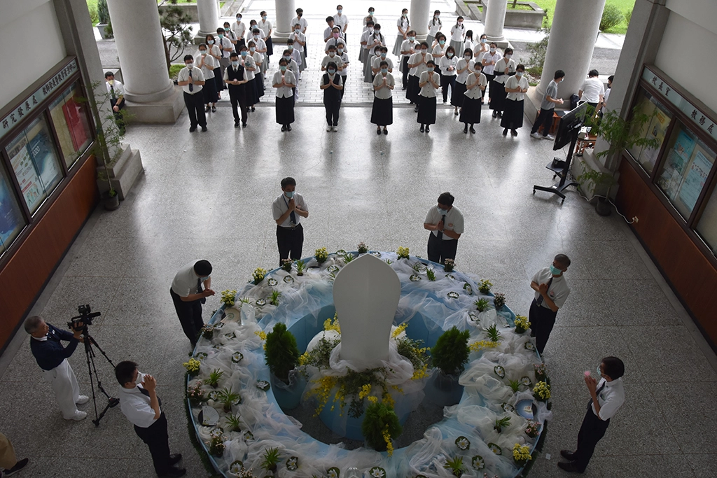 在保持社交距離的前提下，將參與人數控制在100人內。