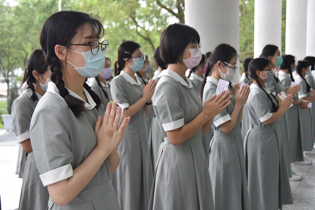 學生虔誠祈禱疫情早日消弭。