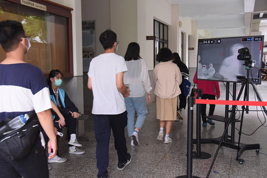 學校要求考生和家長都必須量體溫。
