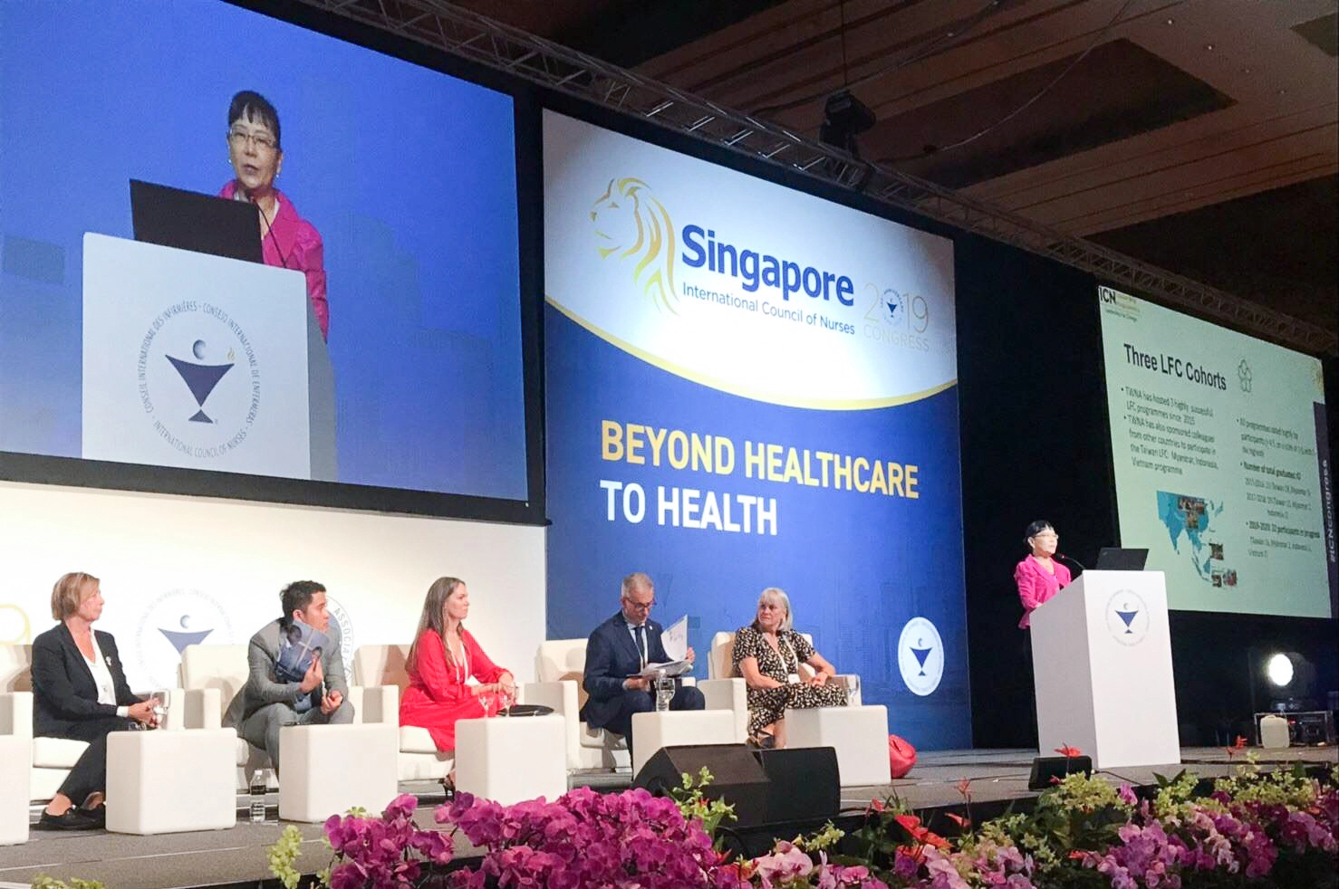 2019 年６月於新加坡舉辦的 ICN 國際護理 協會年會，王秀紅教授並受邀於大會上分享 臺灣經驗。