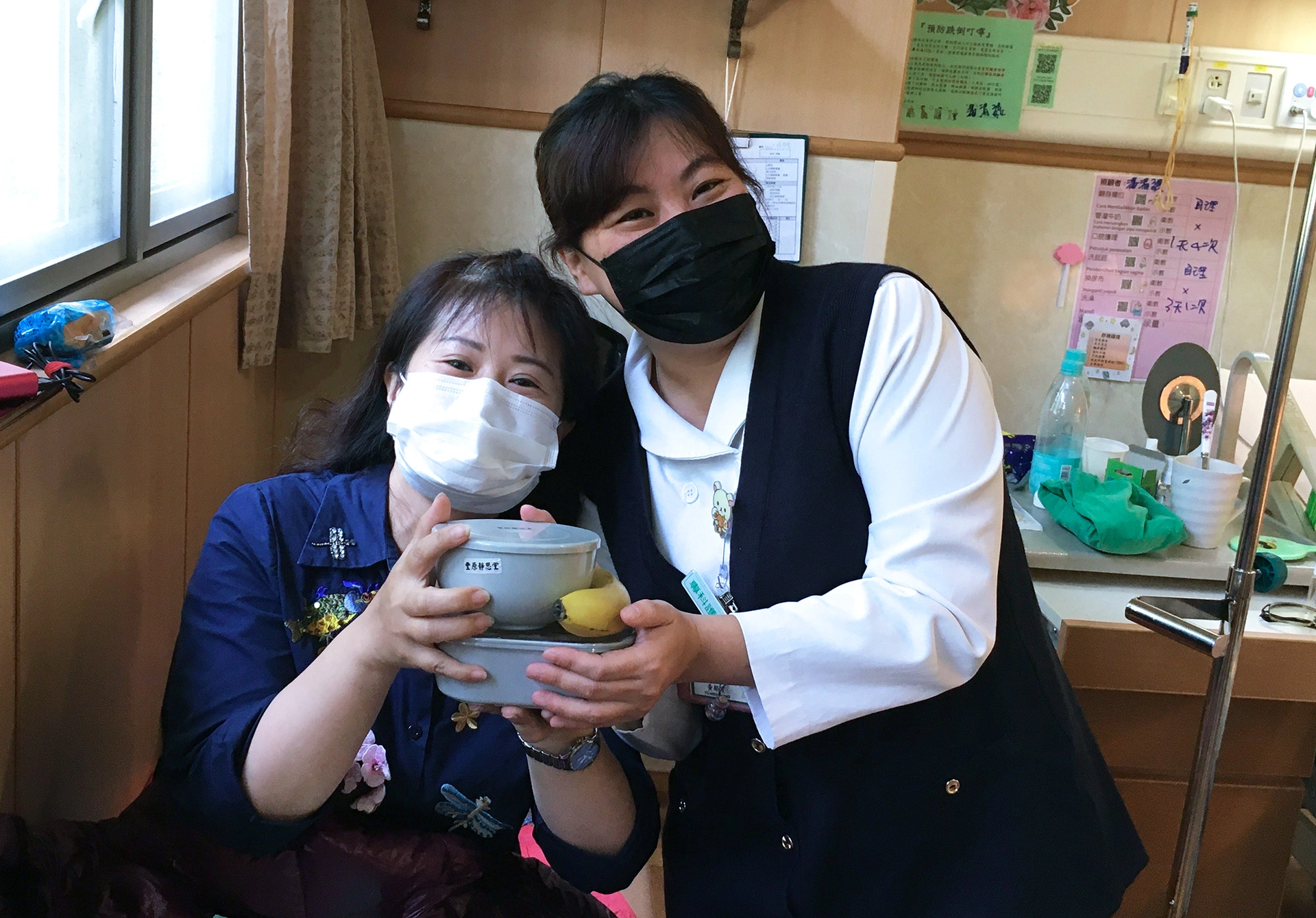 潘女士開心接受護理師送來的素食餐盒。