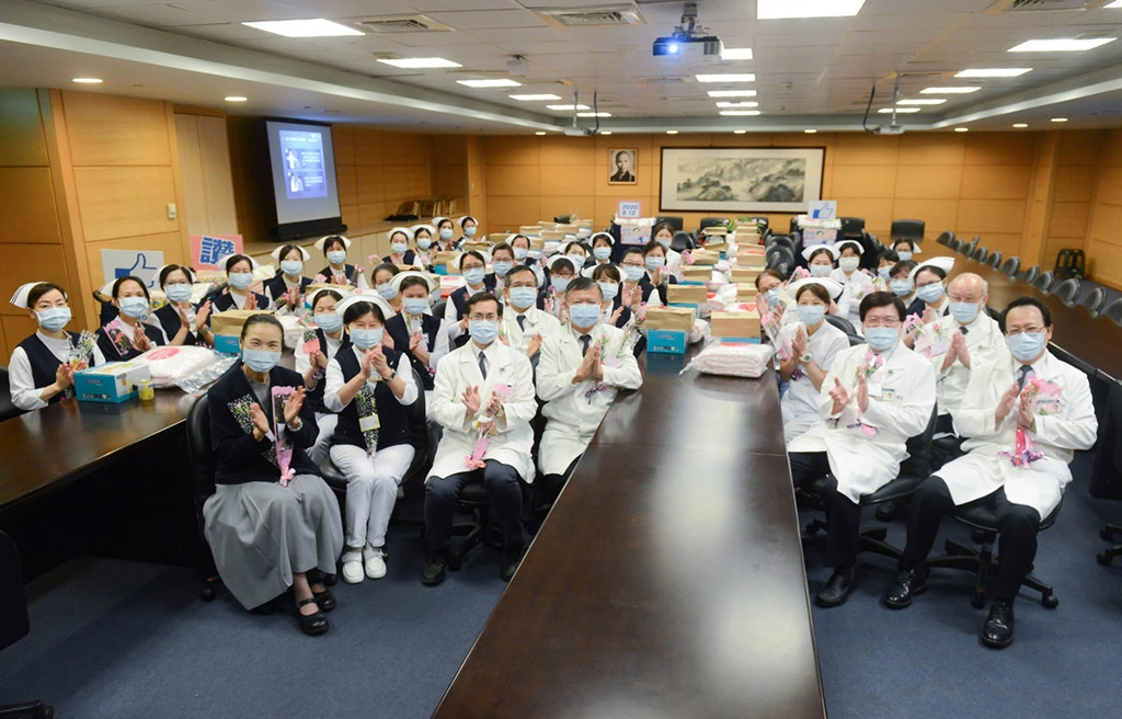 台北慈濟醫院院部主管用雙手給全院護理同仁滿滿的掌聲與祝福。